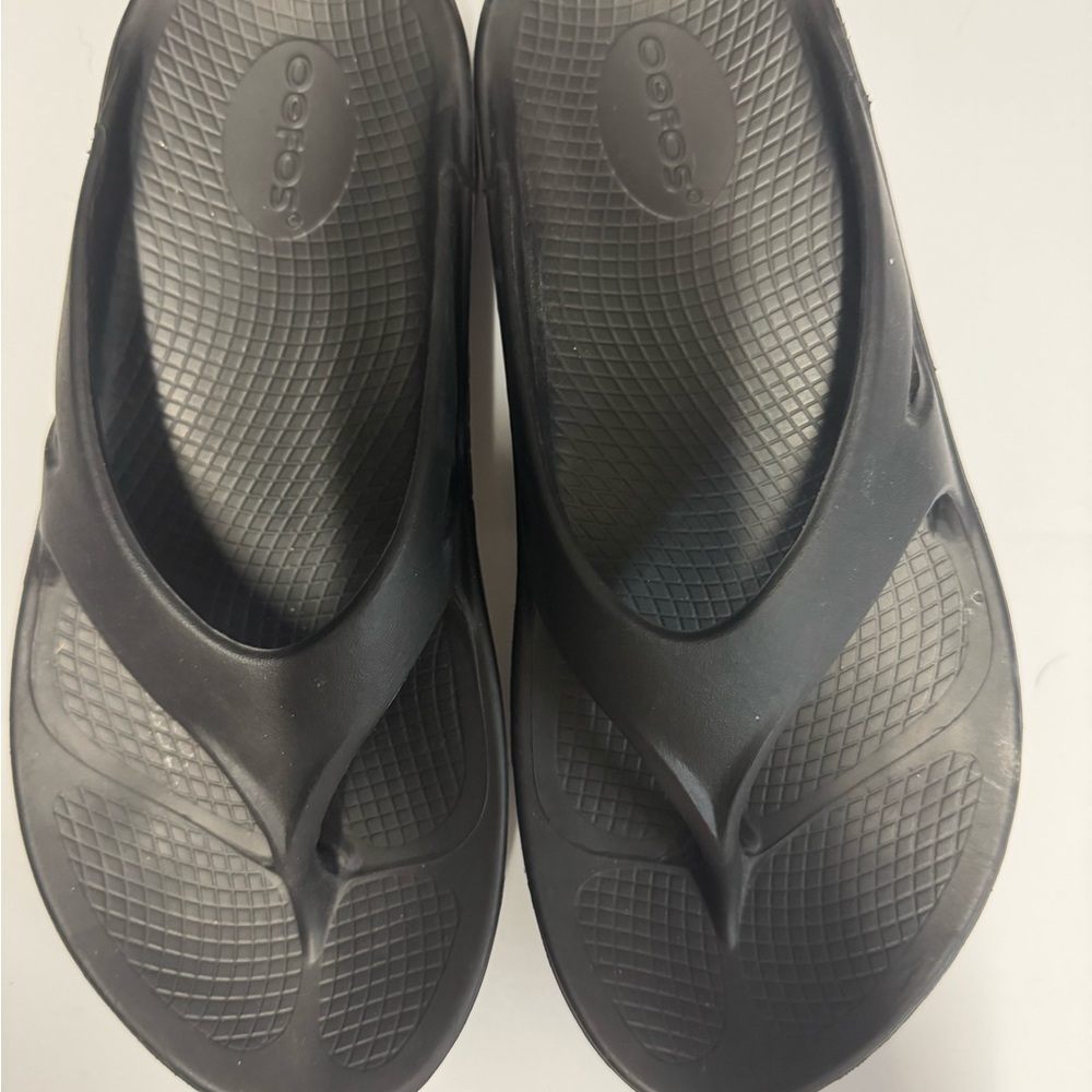 OOFOS Black Recovery Sandals